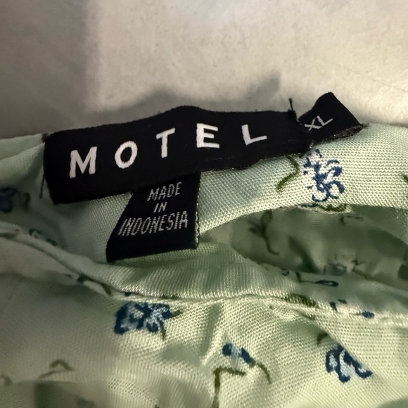 Motel skirt with slit green coloured - Picture 2 of 3